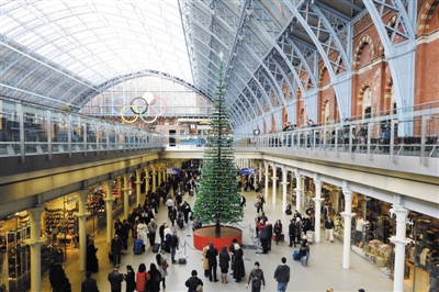 2011年11月25日，伦敦圣潘克拉斯火车站摆放着一棵10米高的圣诞树，该火车站餐饮购物设施齐全。
