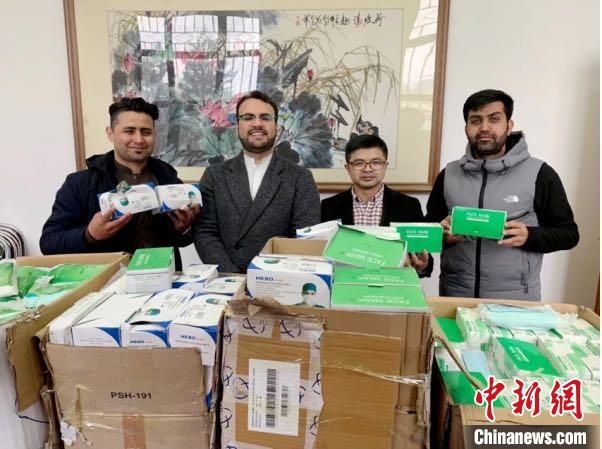 阿富汗留学生哈雷回国也没忘记中国疫情，在家乡跑遍三城买到两万只口罩捐给武汉。东南大学供图