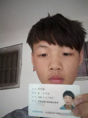 王文涛拿着自己的身份证，显示出生日期为1988年。